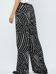 Minus - Kassandra Bukser - bukser med brede ben - black print - 3
