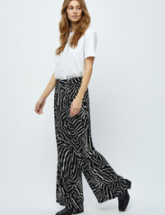 Minus - Kassandra Bukser - bukser med brede ben - black print - 4