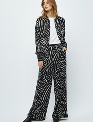 Minus - Kassandra Bukser - bukser med brede ben - black print - 6