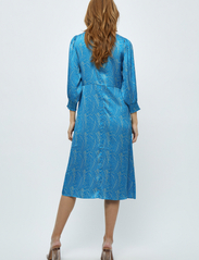Minus - Visala GRS Midi Kjole - midi kjoler - horizon blue print - 2