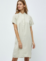 Minus - Nilin Shirt Dress 1 - sommerkjoler - light birch - 3