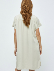 Minus - Nilin Shirt Dress 1 - sommerkjoler - light birch - 4