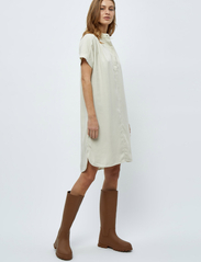 Minus - Nilin Shirt Dress 1 - sommerkleider - light birch - 6