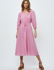 Minus - Salmia Midi Dress 1 - festkläder till outletpriser - super pink - 2