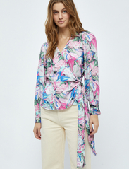 Minus - Mercy Slå-om Bluse - long-sleeved blouses - super pink print - 2