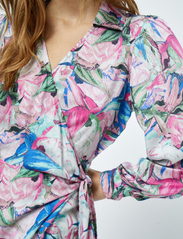 Minus - Mercy Slå-om Bluse - long-sleeved blouses - super pink print - 5