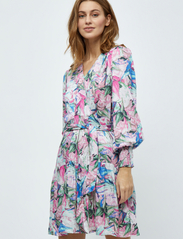 Minus - Mercy Short Dress 2 - feestelijke kleding voor outlet-prijzen - super pink print - 2