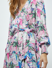 Minus - Mercy Short Dress 2 - feestelijke kleding voor outlet-prijzen - super pink print - 4