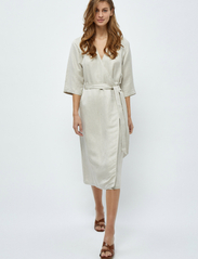 Minus - Florina Linen Midi Dress - kleitas ar pārlikumu - nomad sand melange - 2