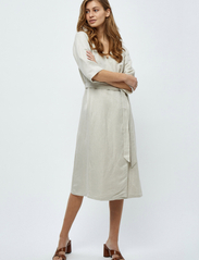 Minus - Florina Linen Midi Dress - omlottklänning - nomad sand melange - 5