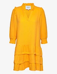 Minus - Hemma Knee Length Dress 1 - sommarklänningar - mango sorbet - 1