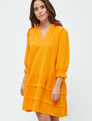 Minus - Hemma Knee Length Dress 1 - kesämekot - mango sorbet - 2