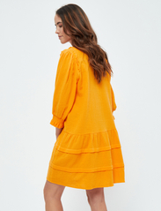 Minus - Hemma Knee Length Dress 1 - kesämekot - mango sorbet - 3