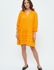 Minus - Hemma Knee Length Dress 1 - sommarklänningar - mango sorbet - 5