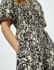 Minus - Lizia Maxi Dress 2 - sand gray print - 6