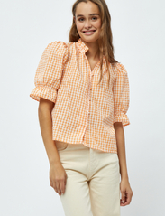 Minus - Vendia Bluse - short-sleeved blouses - orange peel checked - 2