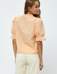 Minus - Vendia Bluse - short-sleeved blouses - orange peel checked - 3