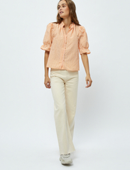 Minus - Vendia Bluse - short-sleeved blouses - orange peel checked - 4