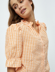 Minus - Vendia Bluse - short-sleeved blouses - orange peel checked - 5