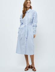 Minus - Alima Stribet Skjortekjole - shirt dresses - ice blue stripe - 2