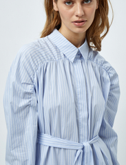 Minus - Alima Stribet Skjortekjole - skjortklänningar - ice blue stripe - 4