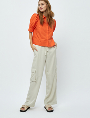 Minus - Molia Skjorte - short-sleeved shirts - orange peel - 4
