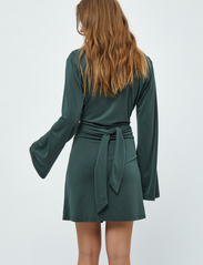Minus - Katie Wrap Long Sleeve Short Modal - omlottklänningar - jungle green - 3