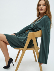 Minus - Katie Wrap Long Sleeve Short Modal - omlottklänningar - jungle green - 5
