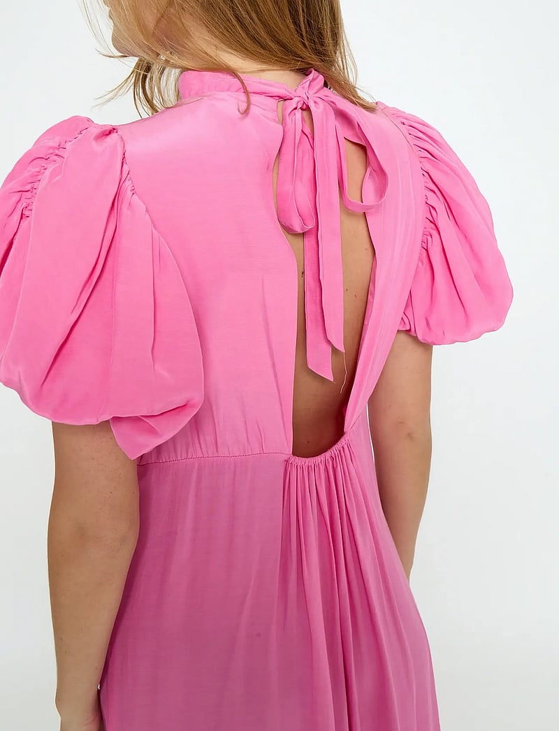 Minus - MSAlicia Puff Short Sleeve Open Bac - midi kjoler - prism pink - 5