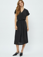 Minus - Lucie V-Neck Short Sleeve Midi Dres - shirt dresses - sort - 1