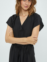 Minus - Lucie V-Neck Short Sleeve Midi Dres - skjortklänningar - sort - 3