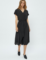 Minus - Lucie V-Neck Short Sleeve Midi Dres - shirt dresses - sort - 4