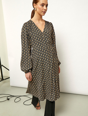 Minus - MSMarceline Long Sleeve Midi Wrap D - slå-om-kjoler - nomad sand print - 2