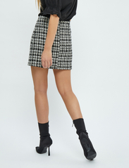 Minus - MSRenete Short Skirt - kurze röcke - black checked - 4