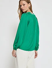 Minus - MSSelva V-Neck Blouse - long-sleeved blouses - golf green - 4
