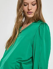 Minus - MSSelva V-Neck Blouse - long-sleeved blouses - golf green - 6