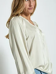 Minus - MSSelva V-Neck Blouse - long-sleeved blouses - light birch - 5
