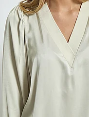 Minus - MSSelva V-Neck Blouse - long-sleeved blouses - light birch - 6