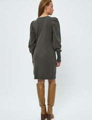 Minus - Anissa Kjole - knitted dresses - beluga green - 3