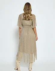 Minus - MSMavena V-Neck Maxi Dress - ballīšu apģērbs par outlet cenām - light birch metallic - 3