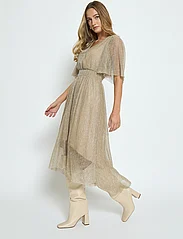 Minus - MSMavena V-Neck Maxi Dress - ballīšu apģērbs par outlet cenām - light birch metallic - 4