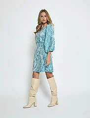 Minus - MSAlika Short Wrap Dress - odzież imprezowa w cenach outletowych - lake blue - 4