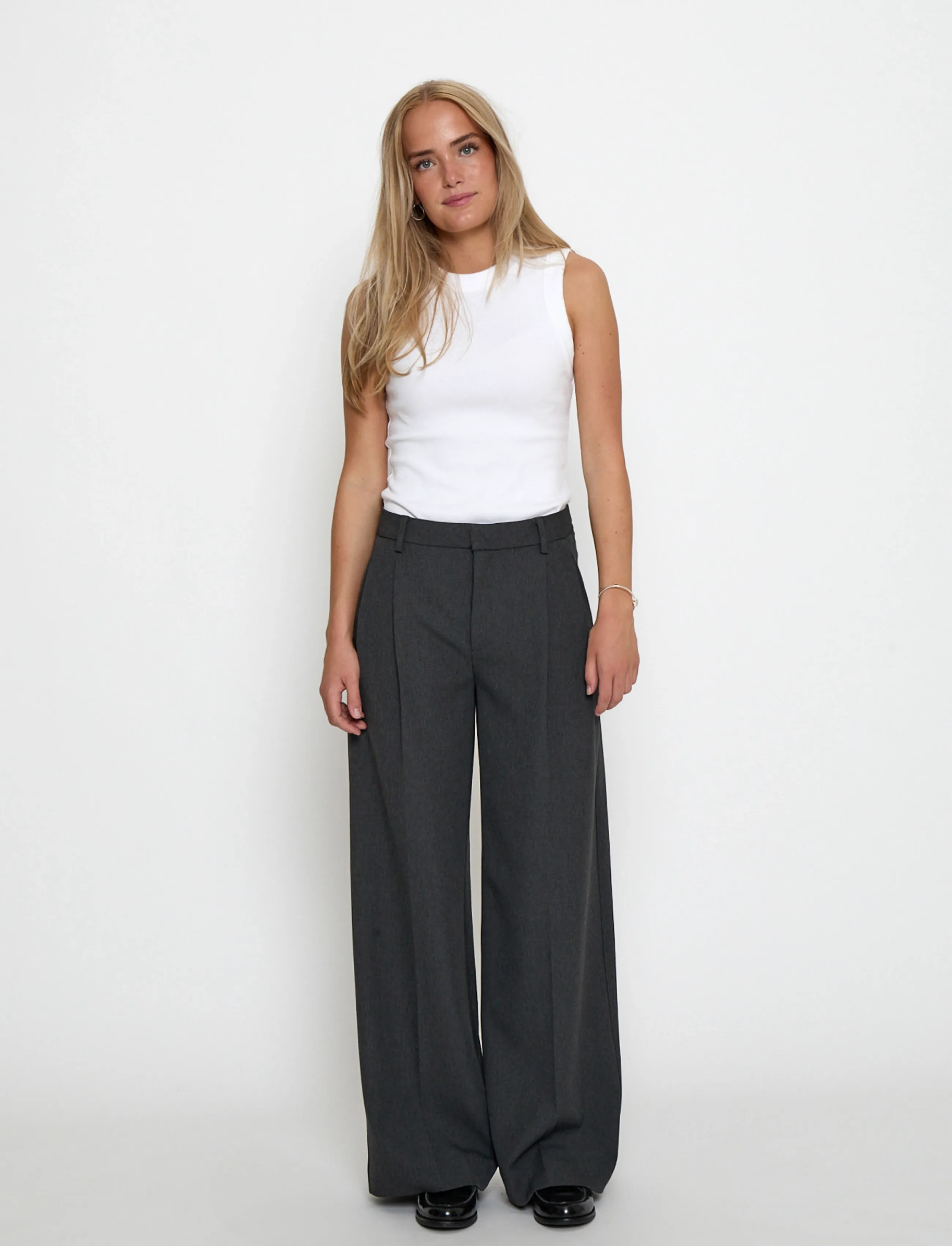 Minus - MSVivianne Mid Waist Pant - hosen mit weitem bein - dark grey - 3