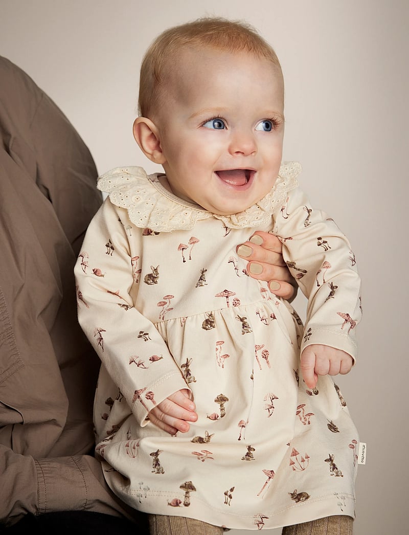 Minymo - Dress LS AOP - long-sleeved baby dresses - sandshell - 0
