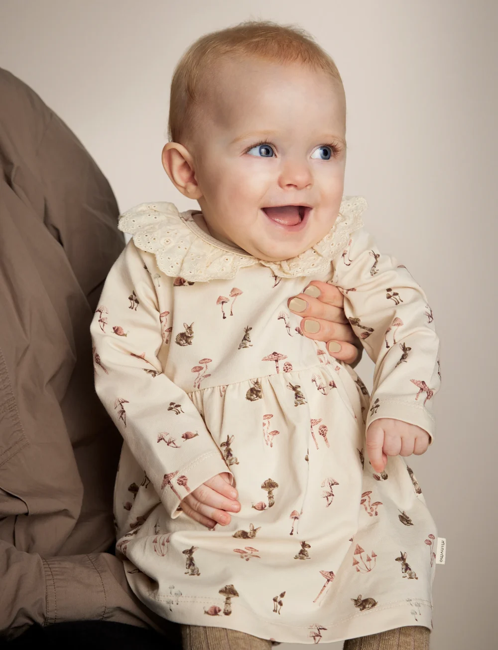 Minymo - Dress LS AOP - langärmelige babykleider - sandshell - 0