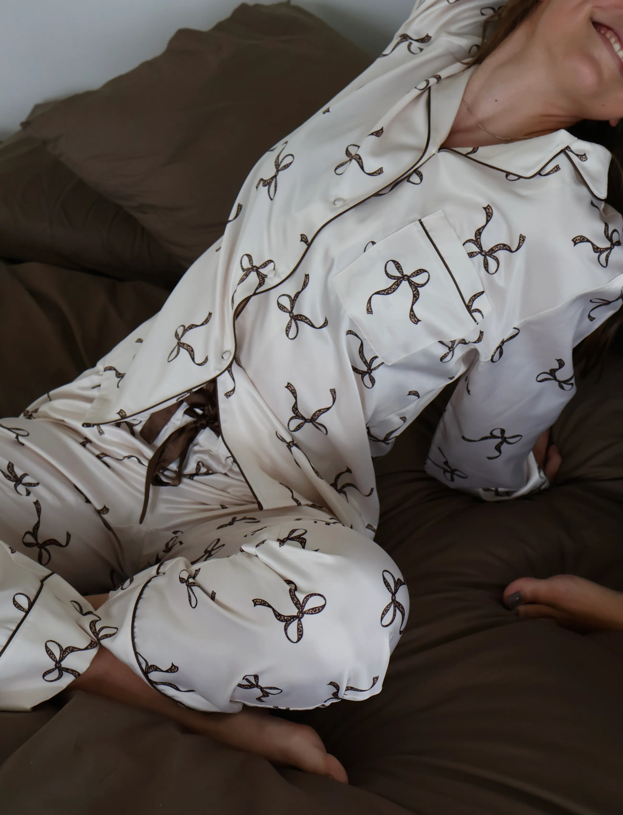 Missya - Leo sateen pyjamas AOP - pyjamas - dark brown - 0