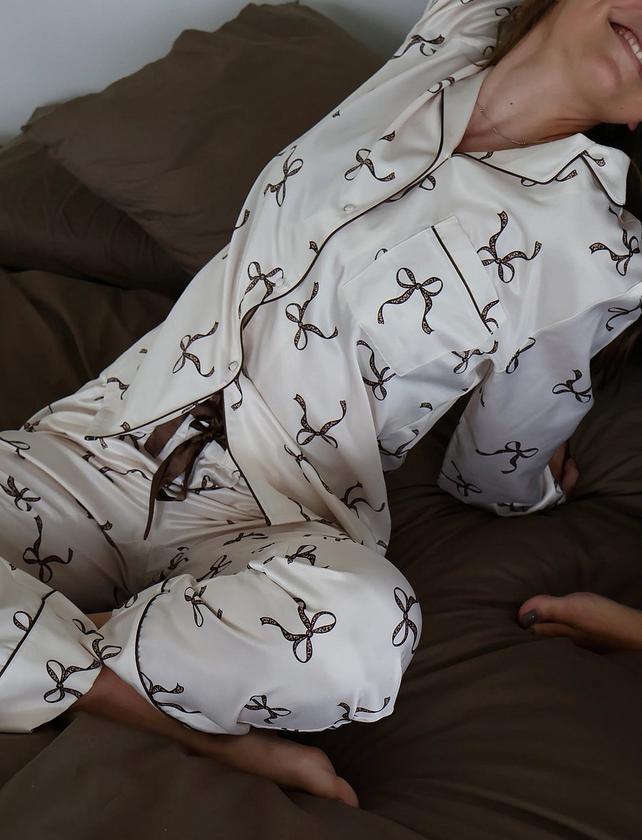 Missya - Leo sateen pyjamas AOP - pyjamas - dark brown - 0
