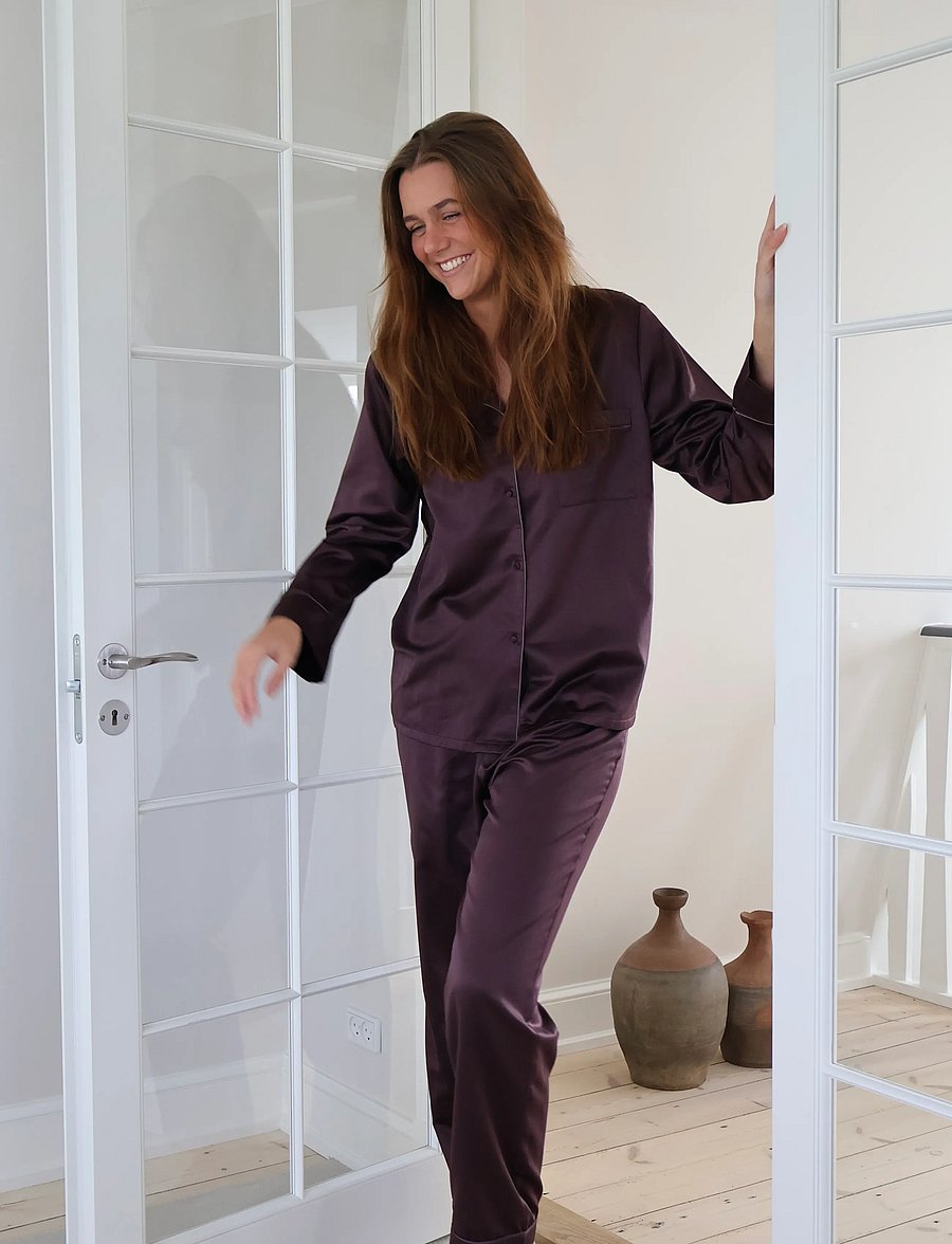 Missya - Leo sateen pyjamas - pyjamas - dark brown - 0