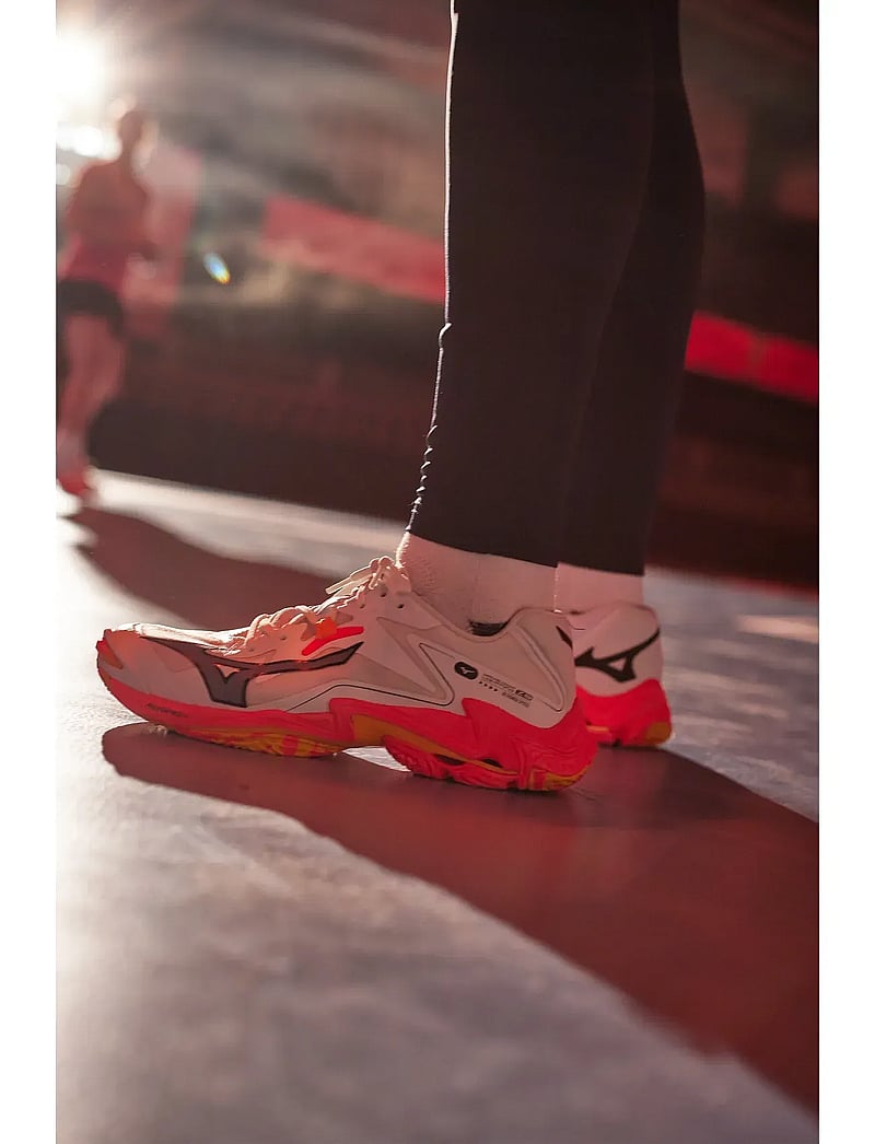 Mizuno - WAVE LIGHTNING Z8(U) - sisäpelikengät - white/fiery coral 2/citrus - 0