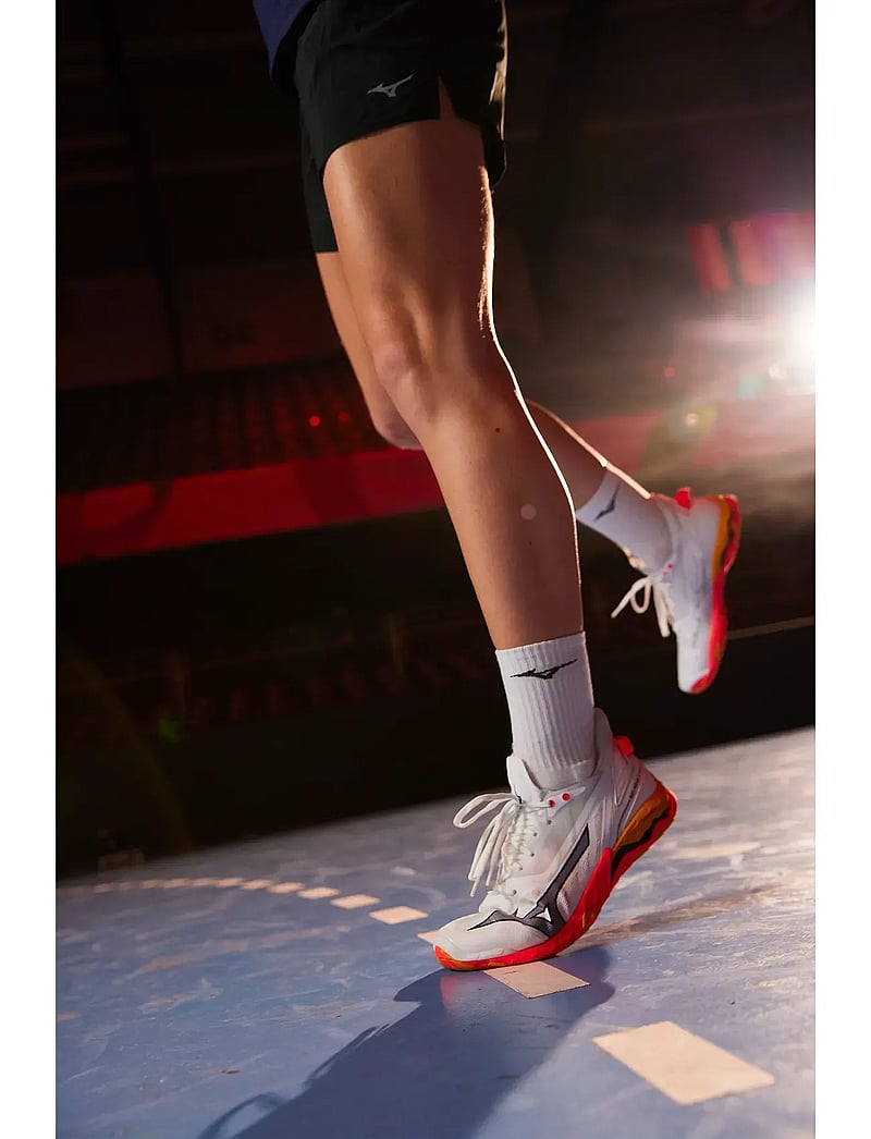 Mizuno - WAVE MIRAGE 5(U) - siseruumide spordijalatsid - white/fiery coral 2/citrus - 0